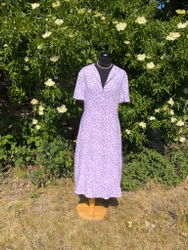 Småblommig klänning i lila