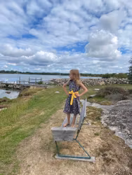 Småblommig klänning i blått