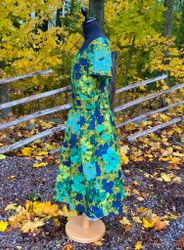 Blommig klänning ”Stora Blommor”