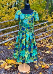 Blommig klänning ”Stora Blommor”