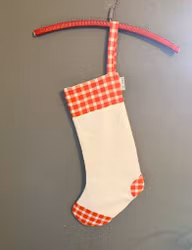 Vit julstrumpa, rödrutig, med spets