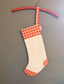 Vit julstrumpa, rödrutig, med spets