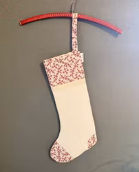 Vit julstrumpa, småblommig, med spets