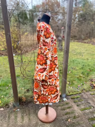 Klänningen ”Hippie” rödblommigt retrotyg