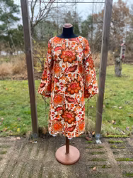 Klänningen ”Hippie” rödblommigt retrotyg