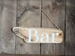 Bar - skylt av drivved