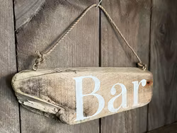 Bar - skylt av drivved
