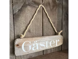 Gäster - skylt av drivved