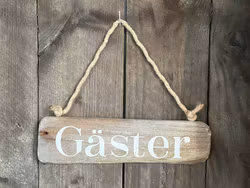 Gäster - skylt av drivved