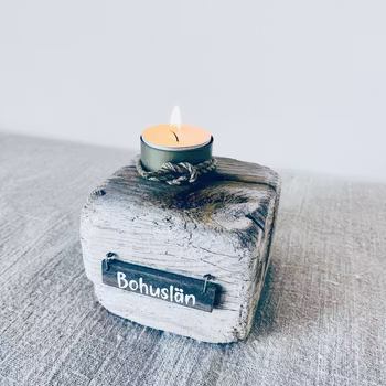 Ljusstake i drivved med skylt - Bohuslän