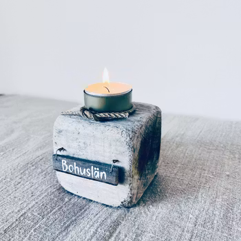 Ljusstake i drivved med skylt - Bohuslän