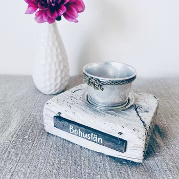 Skål på drivved med skylt - Bohuslän