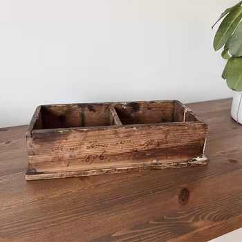 Rustik trälåda från 1800-talet