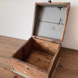 Rustik trälåda med lock