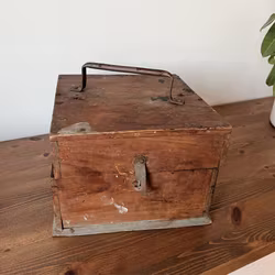 Rustik trälåda med lock