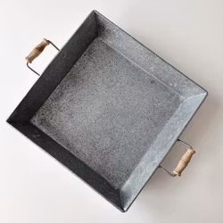 Bricka i metall med trähandtag