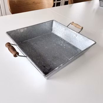 Bricka i metall med trähandtag