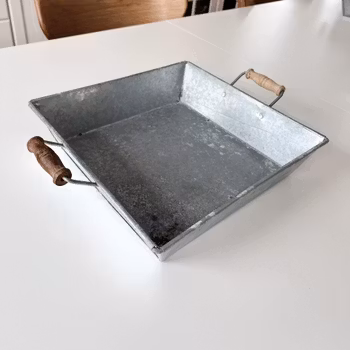 Bricka i metall med trähandtag