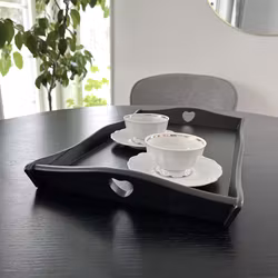 Svart bricka med hjärtan