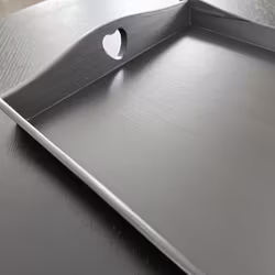 Svart bricka med hjärtan