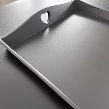 Svart bricka med hjärtan