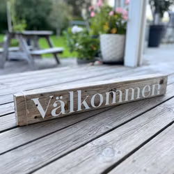Välkommen - skylt av drivved