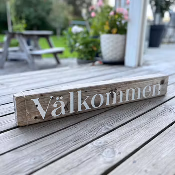 Välkommen - skylt av drivved