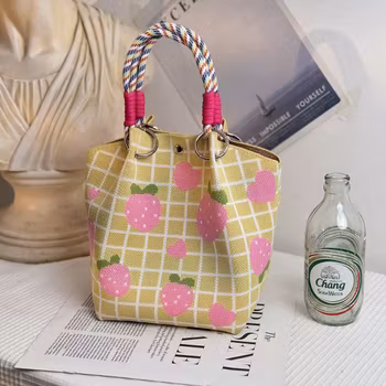 Söt Vävd Handväska med Jordgubbsmönster