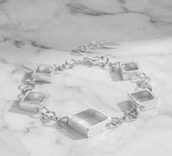 Geometrisk Charm – Silverarmband med Fyrkantiga Detaljer