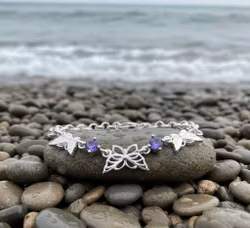 Fjärilsdröm – Silverarmband med lila kristaller