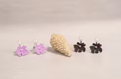 Blomstrande Pärla – Eleganta Örhängen i Pastell & Svart