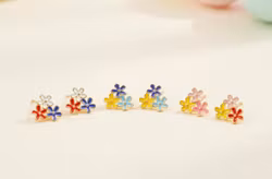 Blomstrande Lycka – Söta emaljörhängen