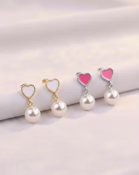 Hjärtpärlan – Söta örhängen med emaljhjärtan och pärlor