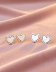 Hjärtformade örhängen i pärlemor med gnistrande kristaller