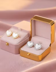 Hjärtformade örhängen i pärlemor med gnistrande kristaller