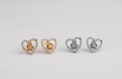 Ros- och hjärtörhängen med gnistrande stenar