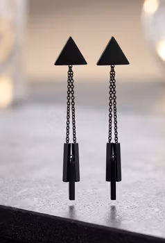Minimalistiska Triangelörhängen med Svarta Kedjor