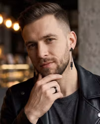 Minimalistiska Triangelörhängen med Svarta Kedjor