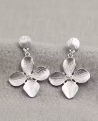 "Blomman" Silverfärgade Örhängen – En tidlös hyllning till naturen.