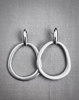 Silverlycka – Eleganta droppformade örhängen