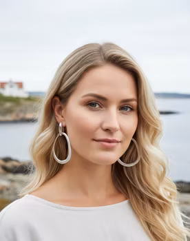 Silverlycka – Eleganta droppformade örhängen