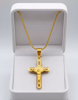 Halsband med Saint Benedict-kors – En symbol för skydd och stil