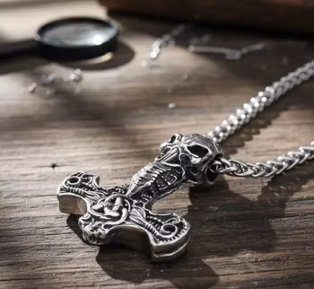 Tors Lill-Hammare med ett Döskalleleende