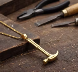 Hammar-Hängsmycke "Guldglans" 🔨✨