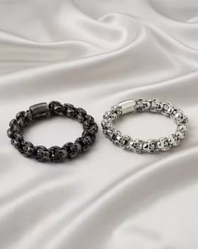 Skull Duo Bracelet – Tuff stil med en söt touch! 💀✨