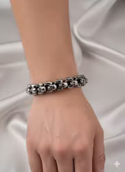 Skull Duo Bracelet – Tuff stil med en söt touch! 💀✨