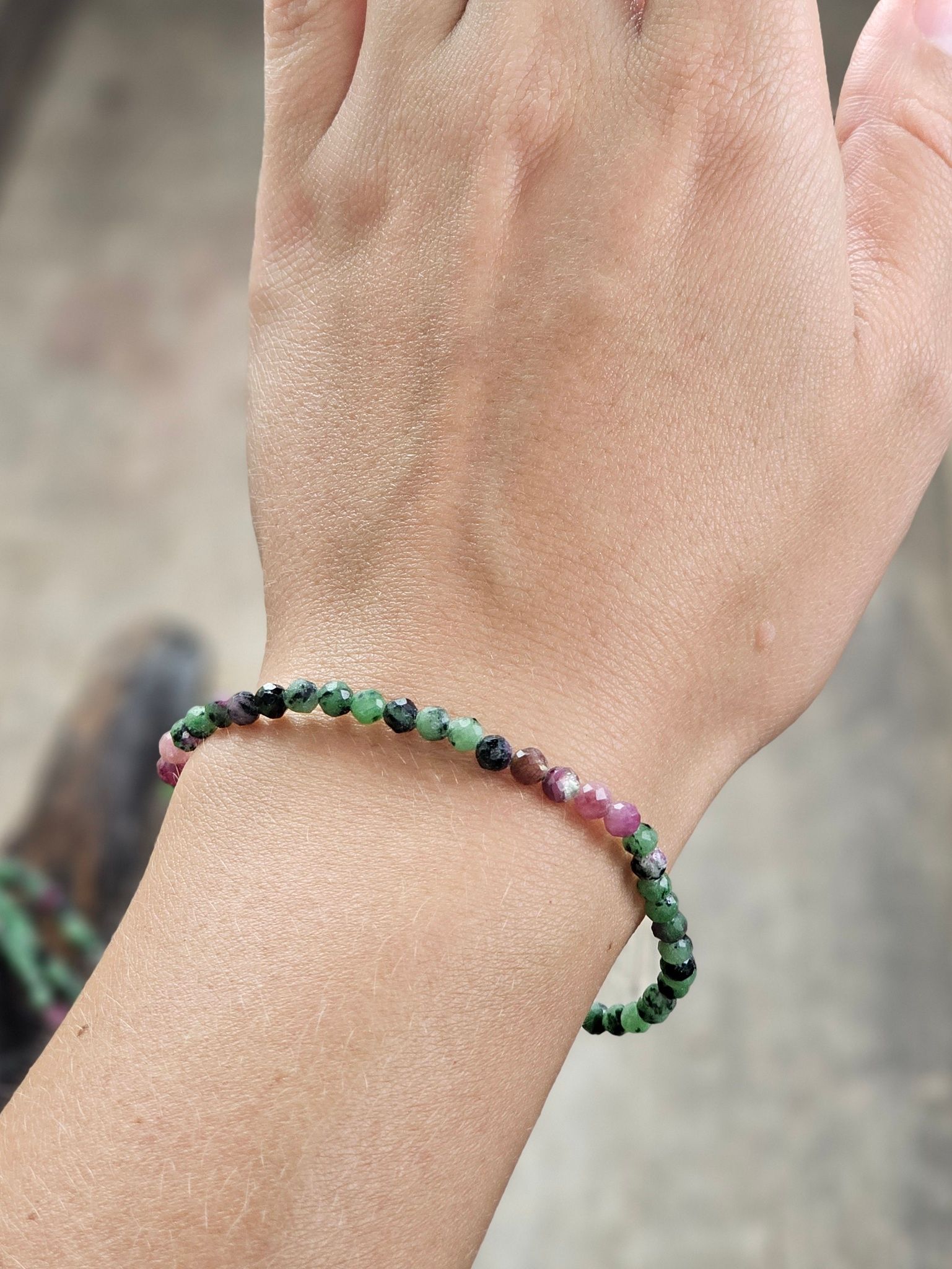 Zoisit med Rubin, armband 4mm facetterade pärlor