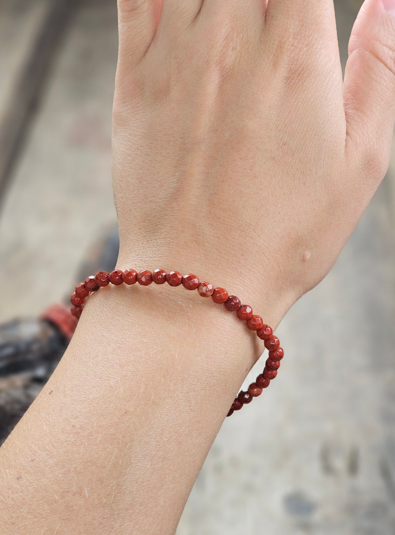 Röd Jaspis, armband 4mm facetterade pärlor