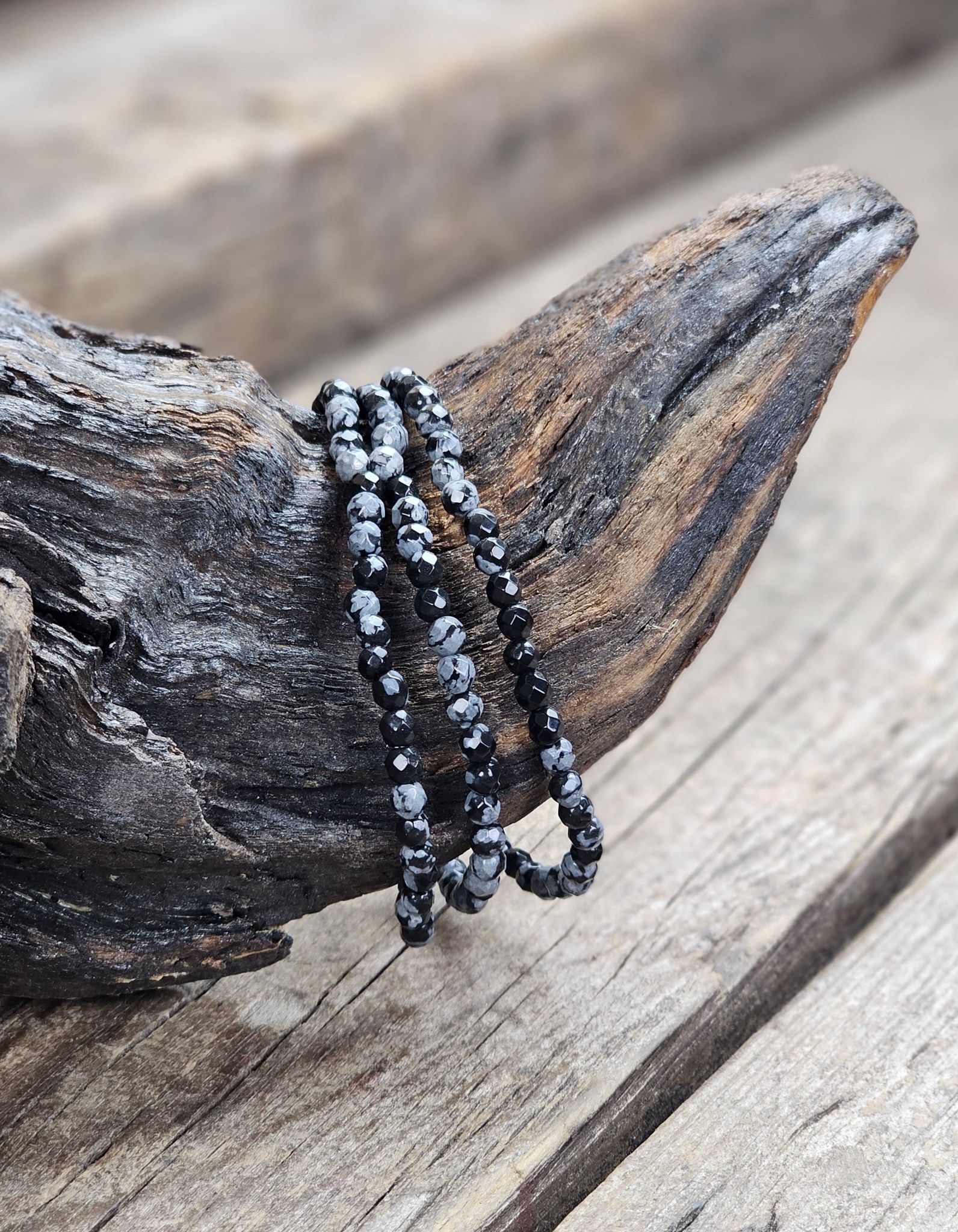 Snöflingeobsidian, armband 4mm facetterade pärlor