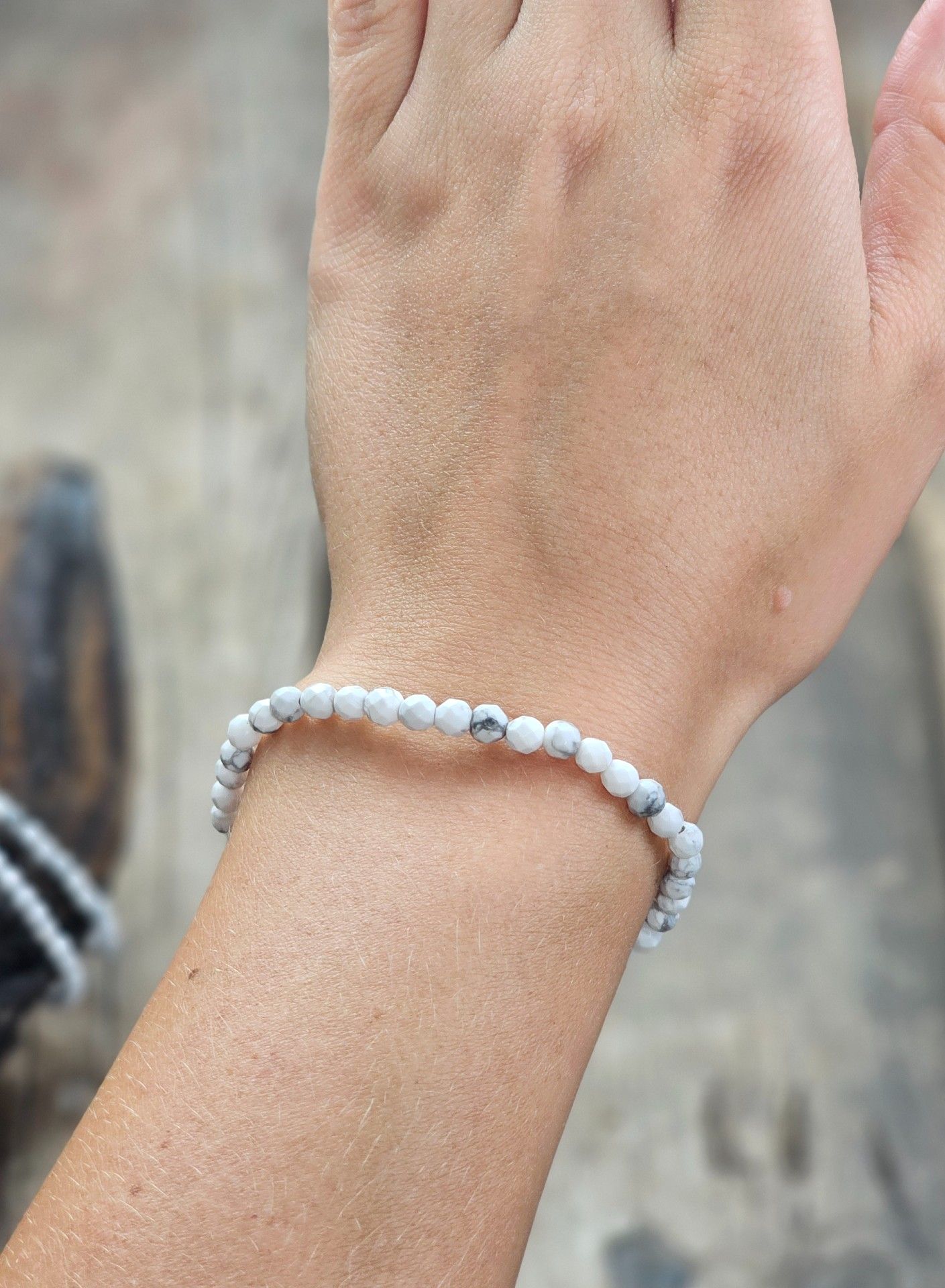 Howlit, armband 4mm facetterade pärlor